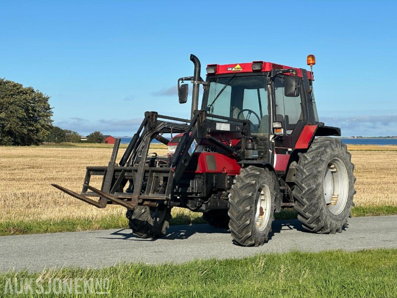 1996 CASE IH 4240 XL Traktor med frontlaster, og utstyr - Traktor: 1 kép. 1996 CASE IH 4240 XL Traktor med frontlaster, og utstyr - Traktor: 1 kép.
