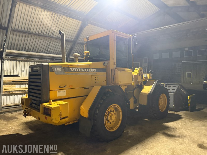 1996 Volvo L70C - Klappvinge - Sentralsmøring - 18 290t - Gumikerekes homlokrakodó: 5 kép. 1996 Volvo L70C - Klappvinge - Sentralsmøring - 18 290t - Gumikerekes homlokrakodó: 5 kép.