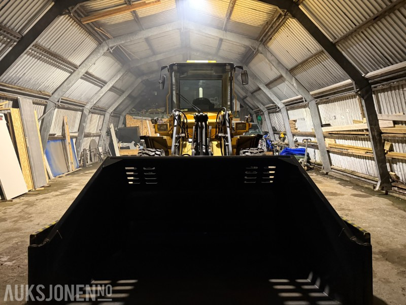 1996 Volvo L70C - Klappvinge - Sentralsmøring - 18 290t - Gumikerekes homlokrakodó: 2 kép. 1996 Volvo L70C - Klappvinge - Sentralsmøring - 18 290t - Gumikerekes homlokrakodó: 2 kép.