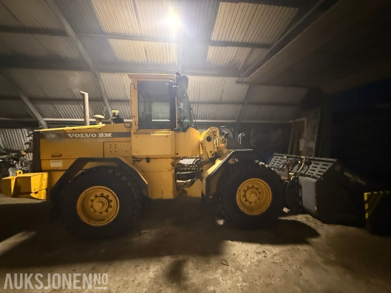 1996 Volvo L70C - Klappvinge - Sentralsmøring - 18 290t - Gumikerekes homlokrakodó: 4 kép. 1996 Volvo L70C - Klappvinge - Sentralsmøring - 18 290t - Gumikerekes homlokrakodó: 4 kép.