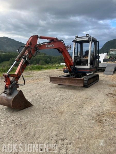 1997 Kubota KX 121-2 gravemaskin med 2 skuffer og klype - Kotrógép: 1 kép. 1997 Kubota KX 121-2 gravemaskin med 2 skuffer og klype - Kotrógép: 1 kép.