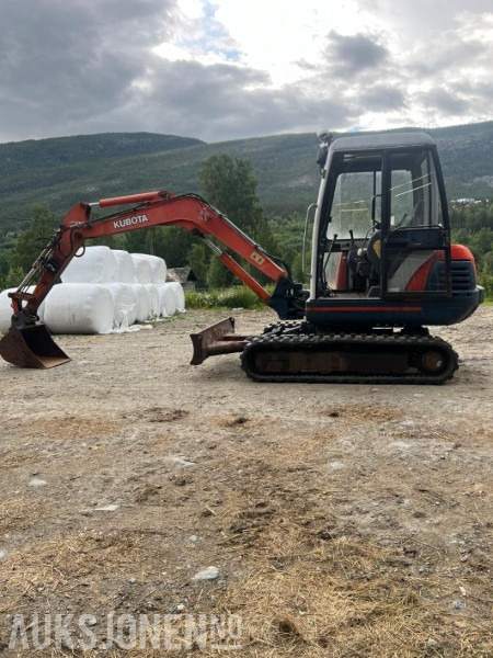 1997 Kubota KX 121-2 gravemaskin med 2 skuffer og klype - Kotrógép: 2 kép. 1997 Kubota KX 121-2 gravemaskin med 2 skuffer og klype - Kotrógép: 2 kép.