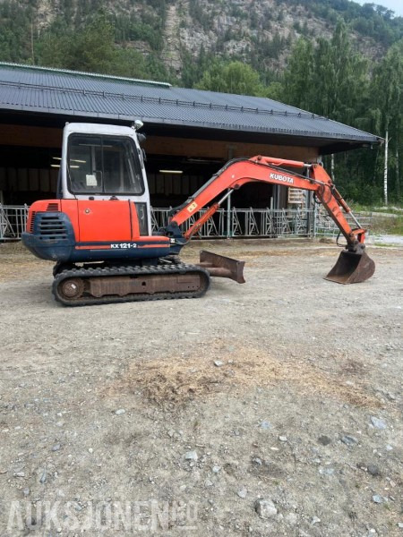 1997 Kubota KX 121-2 gravemaskin med 2 skuffer og klype - Kotrógép: 4 kép. 1997 Kubota KX 121-2 gravemaskin med 2 skuffer og klype - Kotrógép: 4 kép.