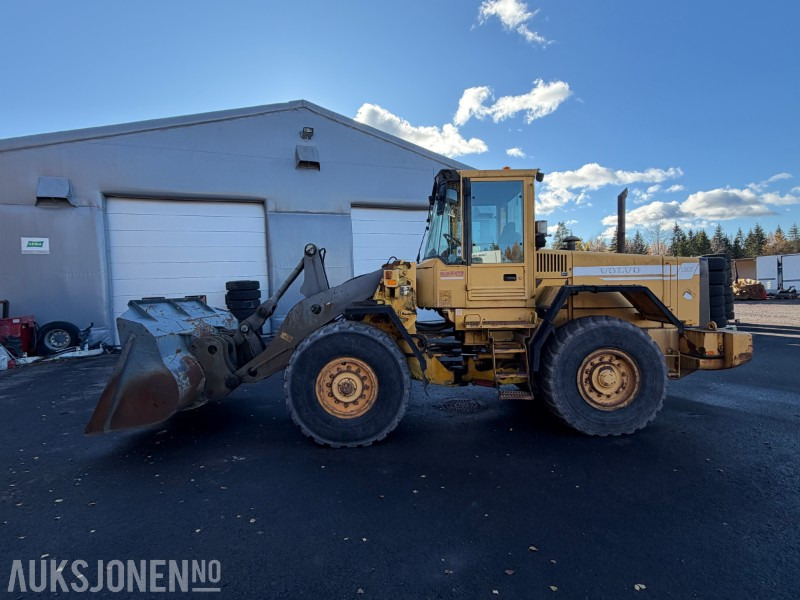 1997 Volvo L90C hjullaster med skuff 250 cm - får ny sertifisering - Gumikerekes homlokrakodó: 3 kép. 1997 Volvo L90C hjullaster med skuff 250 cm - får ny sertifisering - Gumikerekes homlokrakodó: 3 kép.