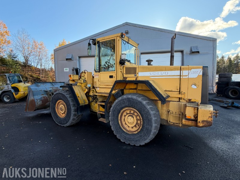 1997 Volvo L90C hjullaster med skuff 250 cm - får ny sertifisering - Gumikerekes homlokrakodó: 4 kép. 1997 Volvo L90C hjullaster med skuff 250 cm - får ny sertifisering - Gumikerekes homlokrakodó: 4 kép.