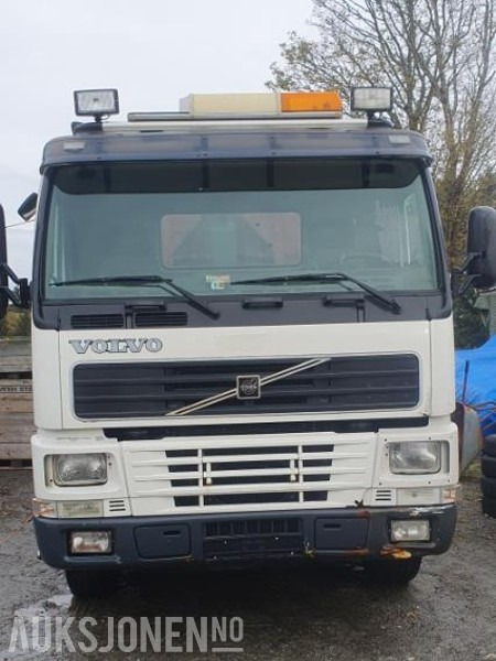 2000 Volvo FM-12 MED KASSE OG MASKINFLAK - Horgos rakodó teherautó: 2 kép. 2000 Volvo FM-12 MED KASSE OG MASKINFLAK - Horgos rakodó teherautó: 2 kép.