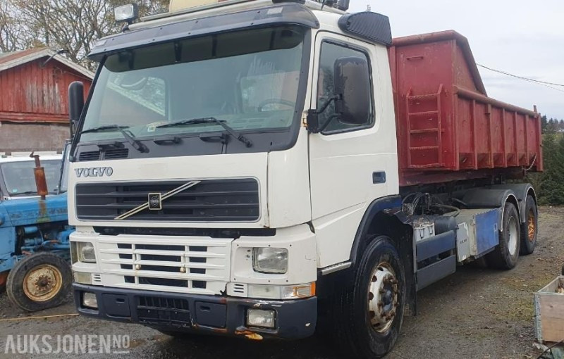 2000 Volvo FM-12 MED KASSE OG MASKINFLAK - Horgos rakodó teherautó: 1 kép. 2000 Volvo FM-12 MED KASSE OG MASKINFLAK - Horgos rakodó teherautó: 1 kép.