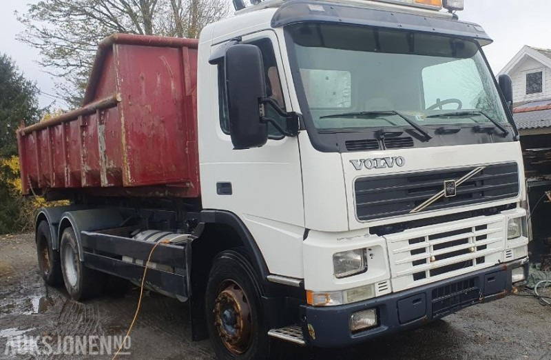 2000 Volvo FM-12 MED KASSE OG MASKINFLAK - Horgos rakodó teherautó: 3 kép. 2000 Volvo FM-12 MED KASSE OG MASKINFLAK - Horgos rakodó teherautó: 3 kép.