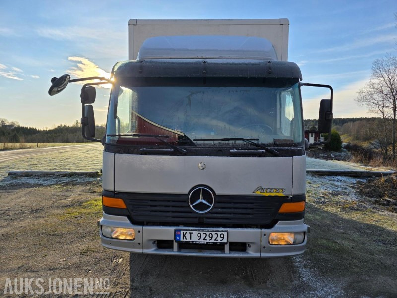 2001 Mercedes-Benz 817L/42 ATEGO SKAPBIL 36m³ MED LASTELEM - Dobozos felépítményű teherautó: 2 kép. 2001 Mercedes-Benz 817L/42 ATEGO SKAPBIL 36m³ MED LASTELEM - Dobozos felépítményű teherautó: 2 kép.