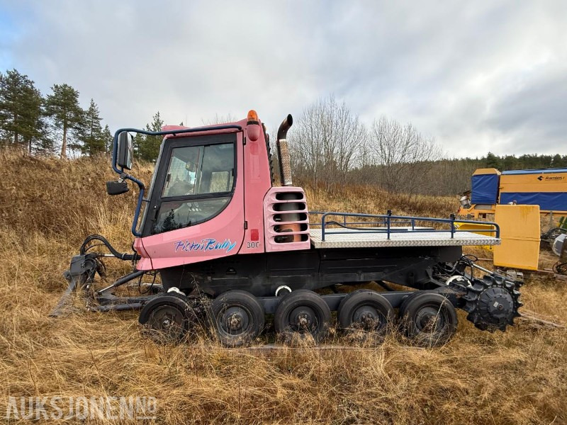 2002 Pisten Bully 300 tråkkemaskin - Építőipari berendezések: 2 kép. 2002 Pisten Bully 300 tråkkemaskin - Építőipari berendezések: 2 kép.