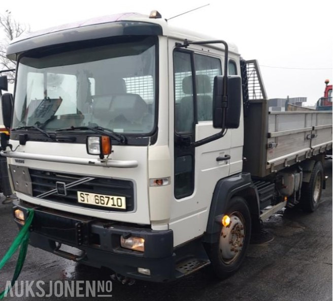 2002 Volvo FL 4x2 Tippbil Retarder, Hydraulikk, Brøyteplate - Billenőplatós teherautó: 1 kép. 2002 Volvo FL 4x2 Tippbil Retarder, Hydraulikk, Brøyteplate - Billenőplatós teherautó: 1 kép.