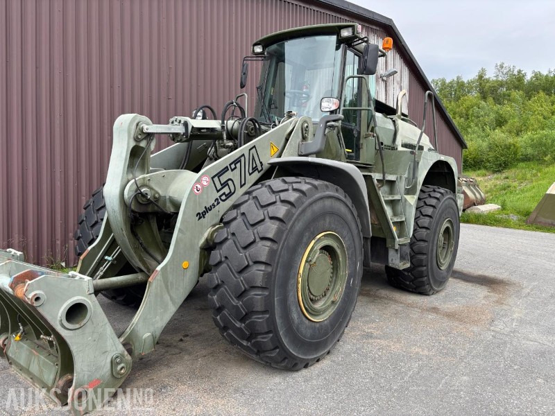 2003 Liebherr L574 S/473 - Gumikerekes homlokrakodó: 2 kép. 2003 Liebherr L574 S/473 - Gumikerekes homlokrakodó: 2 kép.