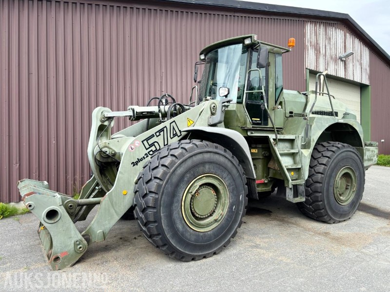 2003 Liebherr L574 S/473 - Gumikerekes homlokrakodó: 1 kép. 2003 Liebherr L574 S/473 - Gumikerekes homlokrakodó: 1 kép.