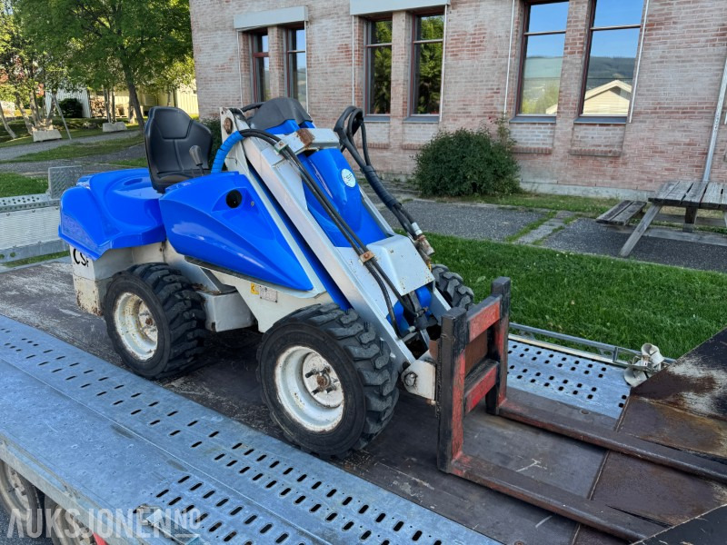 2003 MULTI S20D KOMPAKTLASTER MED PALLEGAFFEL OG SILOGRIP - Mini homlokrakodó: 1 kép. 2003 MULTI S20D KOMPAKTLASTER MED PALLEGAFFEL OG SILOGRIP - Mini homlokrakodó: 1 kép.