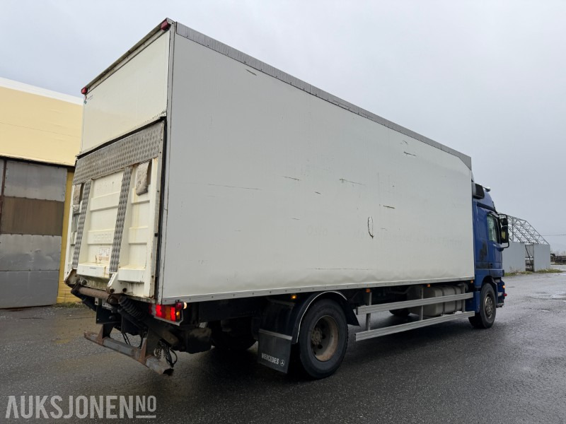 2003 Mercedes-Benz 1831L/60 4X2 - Dobozos felépítményű teherautó: 4 kép. 2003 Mercedes-Benz 1831L/60 4X2 - Dobozos felépítményű teherautó: 4 kép.
