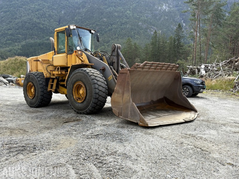 2003 Volvo L180E hjullaster - 14 179 motortimer - Gumikerekes homlokrakodó: 2 kép. 2003 Volvo L180E hjullaster - 14 179 motortimer - Gumikerekes homlokrakodó: 2 kép.