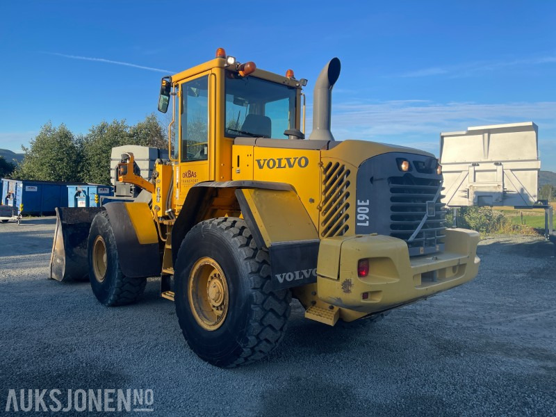 2003 Volvo L90E HJULLASTER - 3/4 FUNKSJON - NYLIG SERTIFISERT OG TATT SERVICE - Gumikerekes homlokrakodó: 3 kép. 2003 Volvo L90E HJULLASTER - 3/4 FUNKSJON - NYLIG SERTIFISERT OG TATT SERVICE - Gumikerekes homlokrakodó: 3 kép.