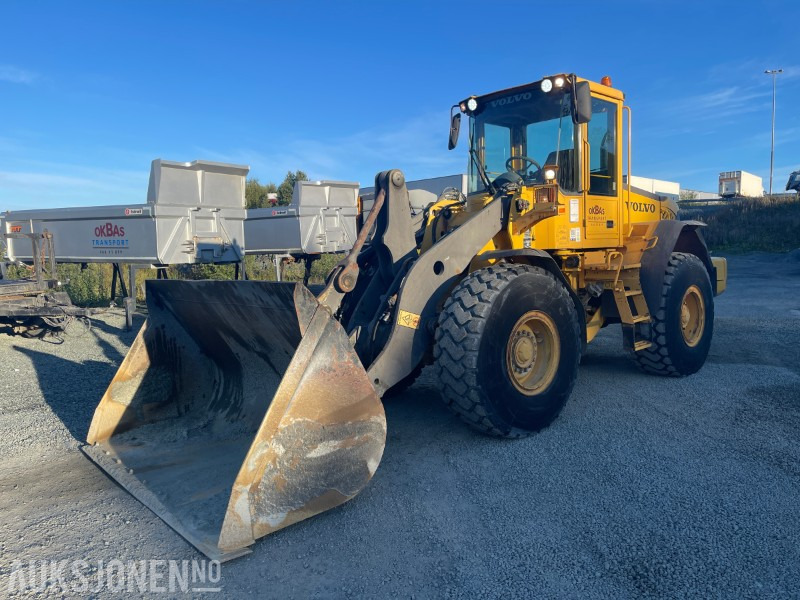 2003 Volvo L90E HJULLASTER - 3/4 FUNKSJON - NYLIG SERTIFISERT OG TATT SERVICE - Gumikerekes homlokrakodó: 1 kép. 2003 Volvo L90E HJULLASTER - 3/4 FUNKSJON - NYLIG SERTIFISERT OG TATT SERVICE - Gumikerekes homlokrakodó: 1 kép.