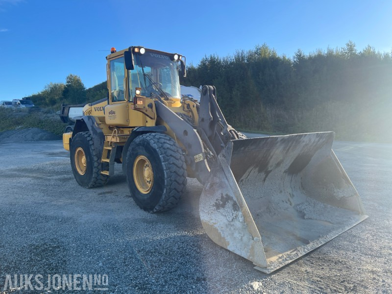 2003 Volvo L90E HJULLASTER - 3/4 FUNKSJON - NYLIG SERTIFISERT OG TATT SERVICE - Gumikerekes homlokrakodó: 2 kép. 2003 Volvo L90E HJULLASTER - 3/4 FUNKSJON - NYLIG SERTIFISERT OG TATT SERVICE - Gumikerekes homlokrakodó: 2 kép.