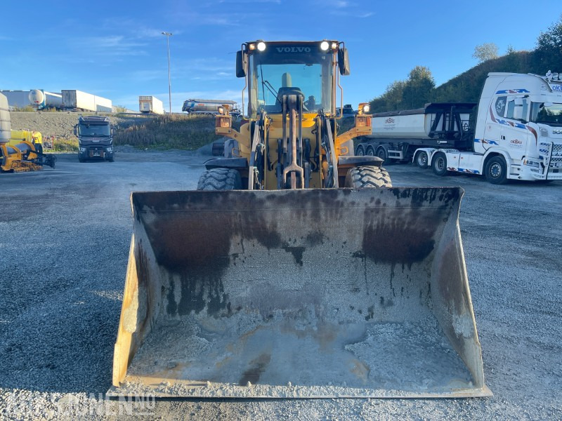 2003 Volvo L90E HJULLASTER - 3/4 FUNKSJON - NYLIG SERTIFISERT OG TATT SERVICE - Gumikerekes homlokrakodó: 5 kép. 2003 Volvo L90E HJULLASTER - 3/4 FUNKSJON - NYLIG SERTIFISERT OG TATT SERVICE - Gumikerekes homlokrakodó: 5 kép.