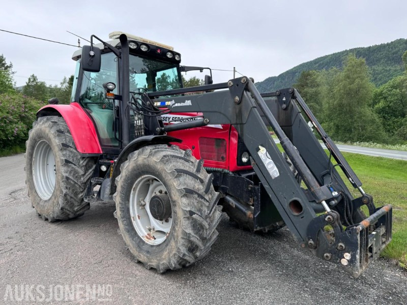 2004 Massey Ferguson 6480 Dynashift - Frontlaster med hydraulisk redskapslås - Fronthydraulikk - 40 km - Fjærende hytte - tredje funksjon - Traktor: 3 kép. 2004 Massey Ferguson 6480 Dynashift - Frontlaster med hydraulisk redskapslås - Fronthydraulikk - 40 km - Fjærende hytte - tredje funksjon - Traktor: 3 kép.