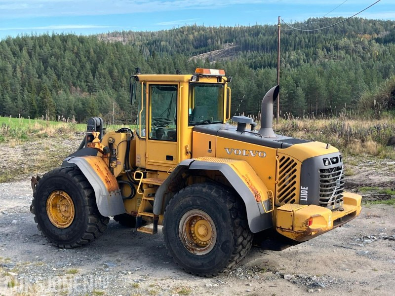 2004 Volvo L110E - Gumikerekes homlokrakodó: 1 kép. 2004 Volvo L110E - Gumikerekes homlokrakodó: 1 kép.