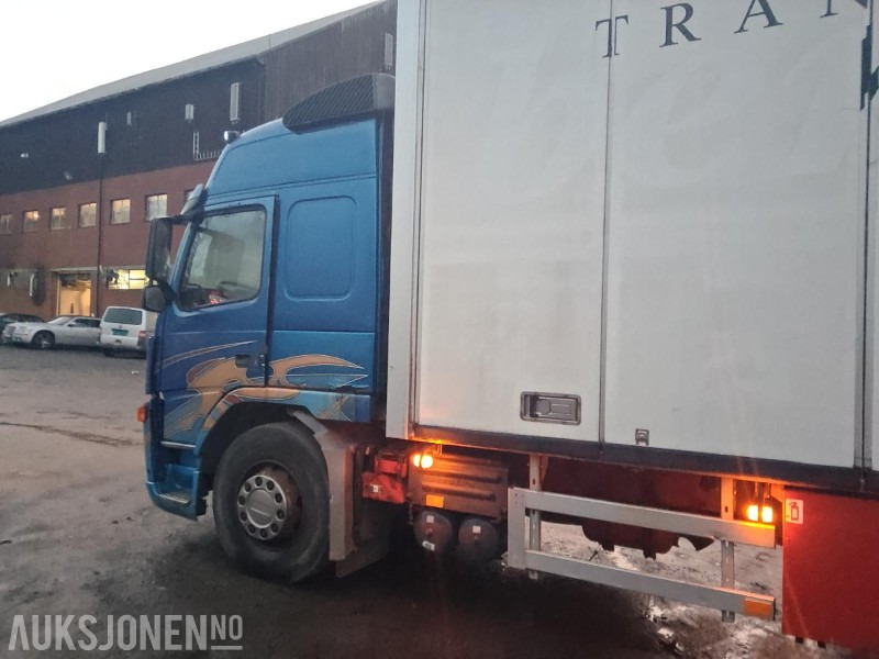2005 Volvo FM9 - Dobozos felépítményű teherautó: 4 kép. 2005 Volvo FM9 - Dobozos felépítményű teherautó: 4 kép.