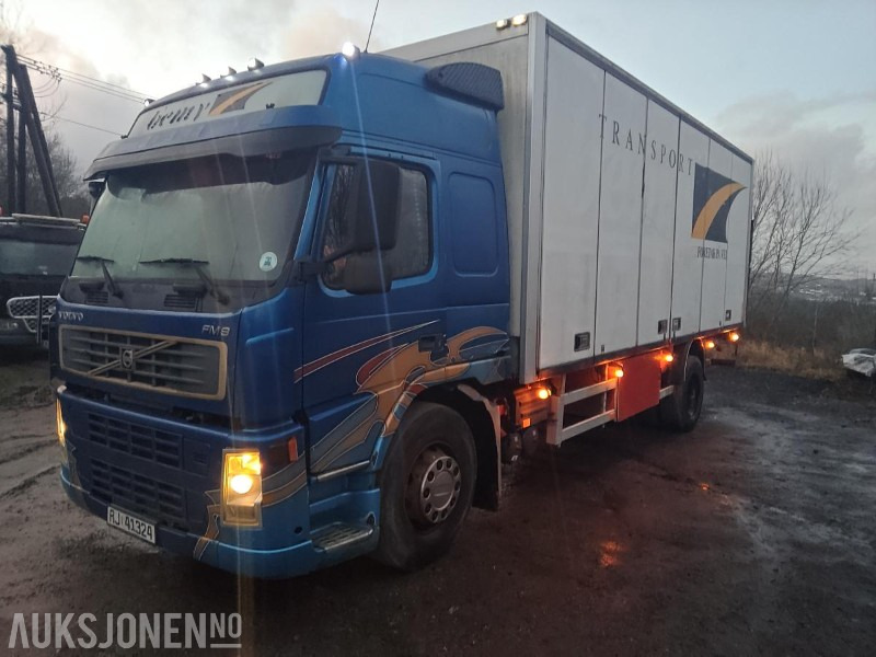 2005 Volvo FM9 - Dobozos felépítményű teherautó: 1 kép. 2005 Volvo FM9 - Dobozos felépítményű teherautó: 1 kép.