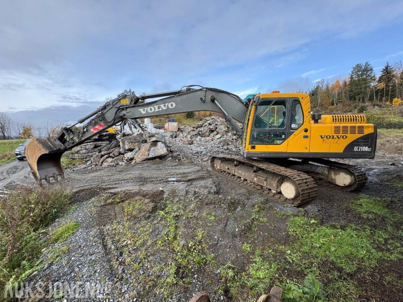 2006 Volvo EC210BLC gravemaskin med tannskuffe - Kotrógép: 2 kép. 2006 Volvo EC210BLC gravemaskin med tannskuffe - Kotrógép: 2 kép.