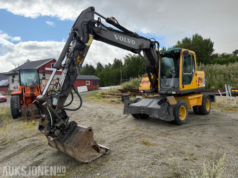 2006 Volvo EW140B Hjulgraver m/pallegaffel og skuff - Steelwrist tiltrotator. - Kotrógép: 1 kép. 2006 Volvo EW140B Hjulgraver m/pallegaffel og skuff - Steelwrist tiltrotator. - Kotrógép: 1 kép.