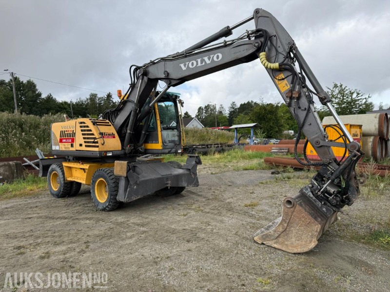 2006 Volvo EW140B Hjulgraver m/pallegaffel og skuff - Steelwrist tiltrotator. - Kotrógép: 2 kép. 2006 Volvo EW140B Hjulgraver m/pallegaffel og skuff - Steelwrist tiltrotator. - Kotrógép: 2 kép.