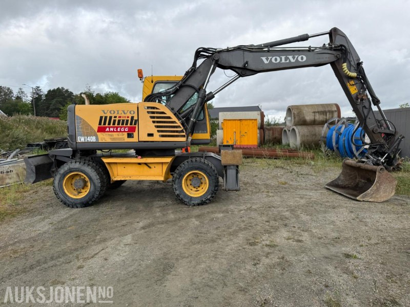 2006 Volvo EW140B Hjulgraver m/pallegaffel og skuff - Steelwrist tiltrotator. - Kotrógép: 3 kép. 2006 Volvo EW140B Hjulgraver m/pallegaffel og skuff - Steelwrist tiltrotator. - Kotrógép: 3 kép.