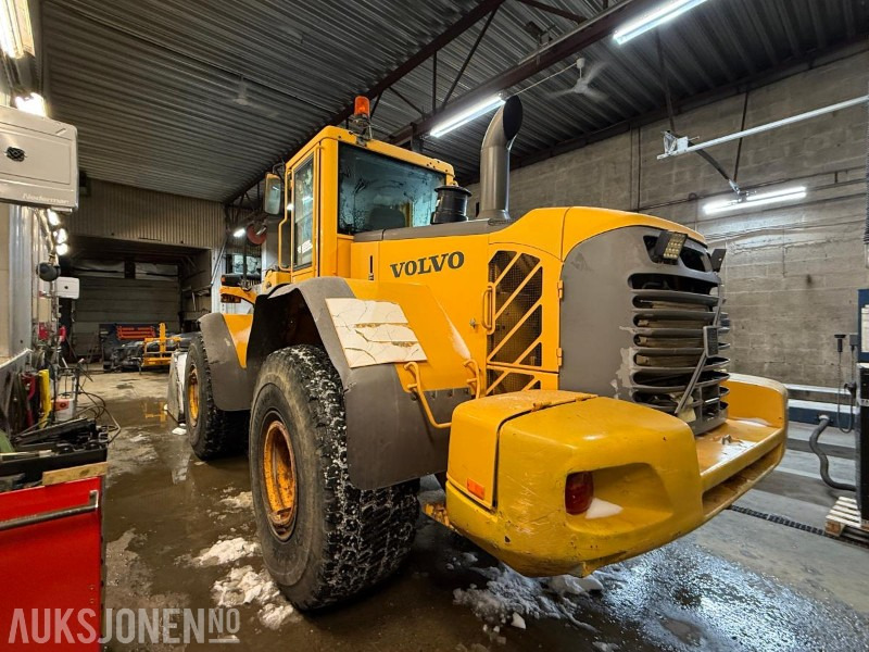 2006 Volvo L120E Hjullaster - Skuff - Vekt - S.smøring - 3438T - Gumikerekes homlokrakodó: 3 kép. 2006 Volvo L120E Hjullaster - Skuff - Vekt - S.smøring - 3438T - Gumikerekes homlokrakodó: 3 kép.