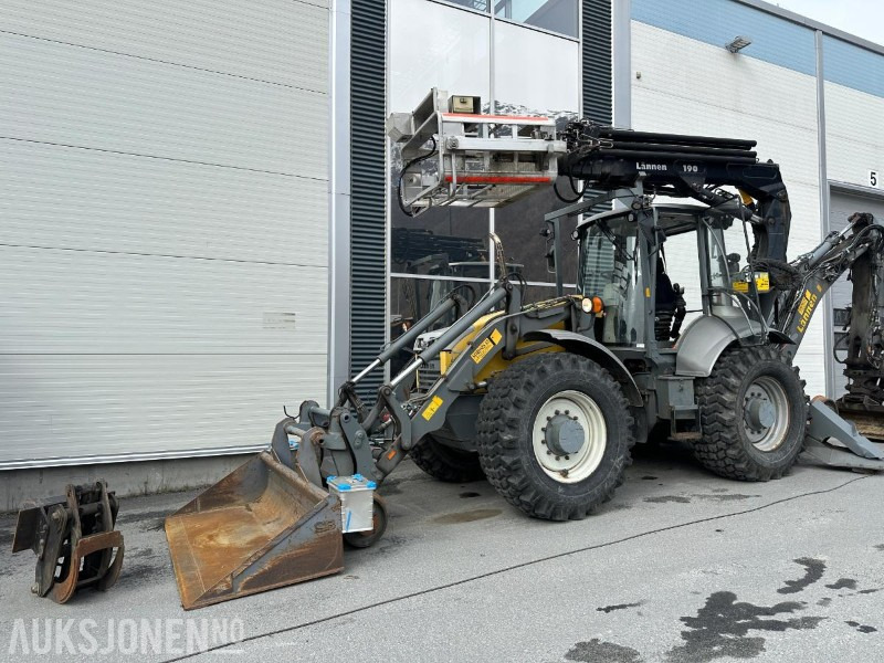 2007 8600E LÄNNEN SKINNE/VEI GRAVELASTER M/PERSONLIFT, RAMMESTYRT - JERNBANE MASKIN - Kotrórakodó: 2 kép. 2007 8600E LÄNNEN SKINNE/VEI GRAVELASTER M/PERSONLIFT, RAMMESTYRT - JERNBANE MASKIN - Kotrórakodó: 2 kép.