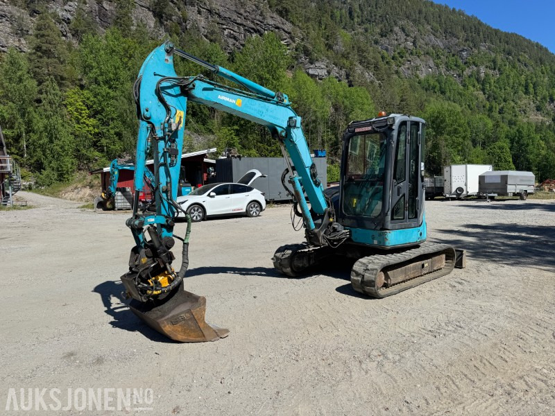 2007 Airman AX50U-4 Gravemaskin - Beltegraver - Engcon tiltrotator - Sentralsmøring - Kotrógép: 1 kép. 2007 Airman AX50U-4 Gravemaskin - Beltegraver - Engcon tiltrotator - Sentralsmøring - Kotrógép: 1 kép.