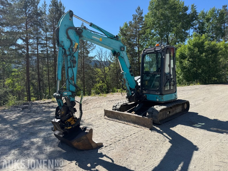 2007 Airman AX50U-4 Gravemaskin - Beltegraver - Engcon tiltrotator - Sentralsmøring - Kotrógép: 2 kép. 2007 Airman AX50U-4 Gravemaskin - Beltegraver - Engcon tiltrotator - Sentralsmøring - Kotrógép: 2 kép.