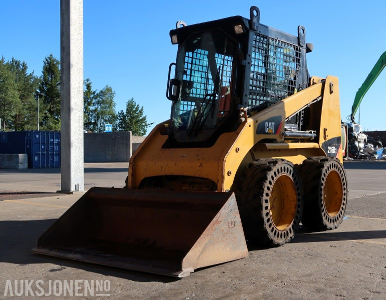 2007 Cat 216B2 Kompaktlaster / Sertifisert / Skuffe - Mini homlokrakodó: 1 kép. 2007 Cat 216B2 Kompaktlaster / Sertifisert / Skuffe - Mini homlokrakodó: 1 kép.
