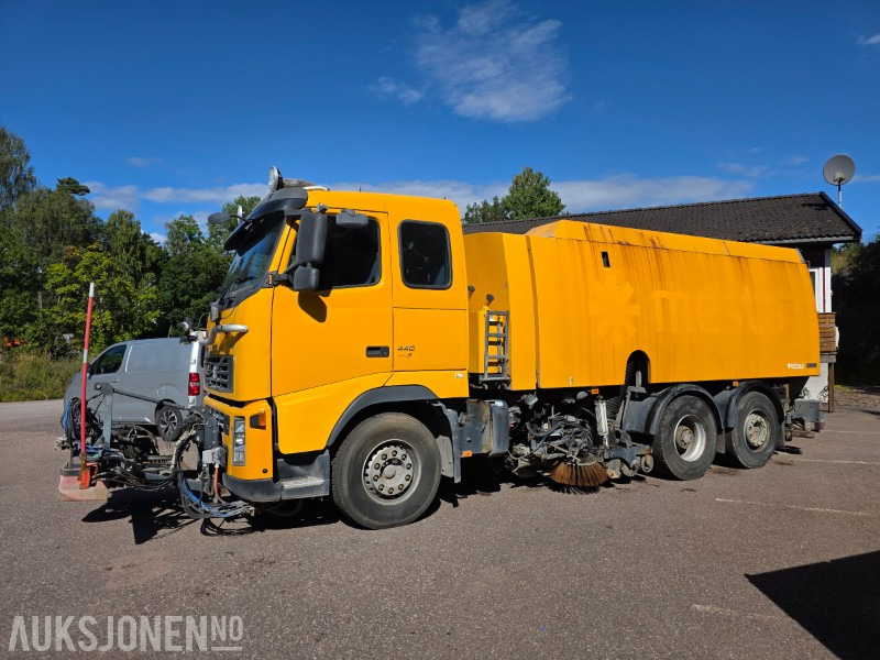 2007 Volvo FH440 Feiebil - Euro5T - 3 akslet - 265900km - Utcaseprő gép: 2 kép. 2007 Volvo FH440 Feiebil - Euro5T - 3 akslet - 265900km - Utcaseprő gép: 2 kép.