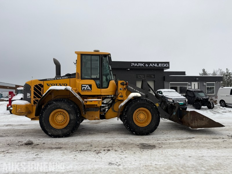 2007 Volvo L70F - Pusseskuffe - 9668t - Sentralsmøring - Gumikerekes homlokrakodó: 5 kép. 2007 Volvo L70F - Pusseskuffe - 9668t - Sentralsmøring - Gumikerekes homlokrakodó: 5 kép.