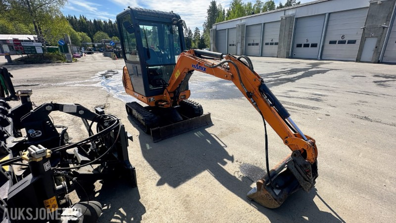 2008 Hanix H15B Minigraver med frontskjær og 3 skuffer - Minikotró: 2 kép. 2008 Hanix H15B Minigraver med frontskjær og 3 skuffer - Minikotró: 2 kép.
