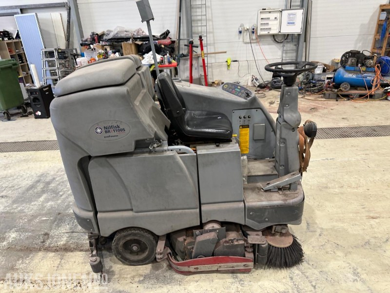 2008 Nilfisk BR1100S Koste og feiemaskin - Építőipari berendezések: 1 kép. 2008 Nilfisk BR1100S Koste og feiemaskin - Építőipari berendezések: 1 kép.