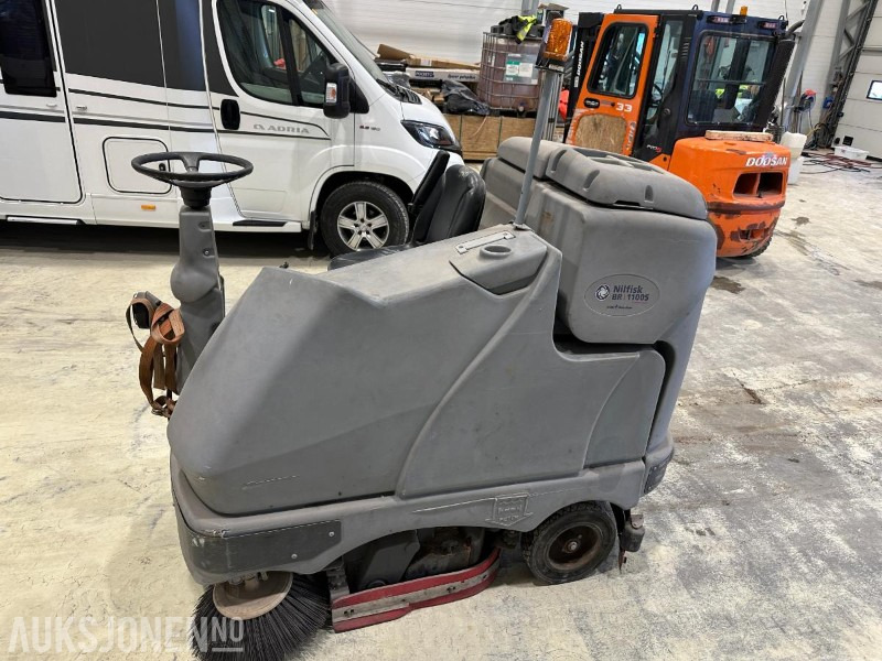 2008 Nilfisk BR1100S Koste og feiemaskin - Építőipari berendezések: 3 kép. 2008 Nilfisk BR1100S Koste og feiemaskin - Építőipari berendezések: 3 kép.