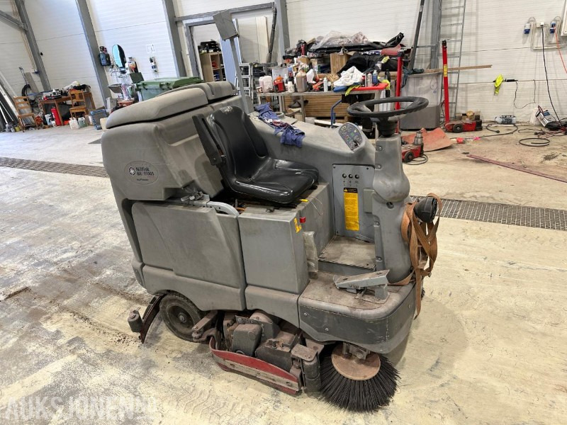 2008 Nilfisk BR1100S Koste og feiemaskin - Építőipari berendezések: 2 kép. 2008 Nilfisk BR1100S Koste og feiemaskin - Építőipari berendezések: 2 kép.