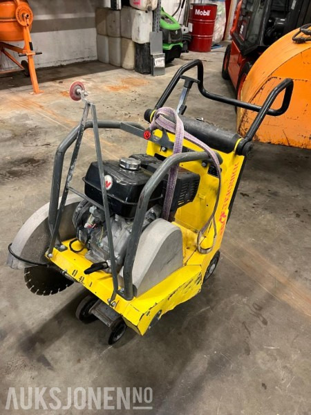 2009 Wacker Neuson BFS 1350AL - Asfalt og betongsag. - Építőipari berendezések: 1 kép. 2009 Wacker Neuson BFS 1350AL - Asfalt og betongsag. - Építőipari berendezések: 1 kép.