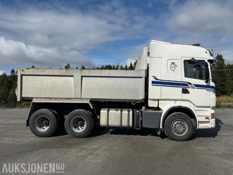 2011 Scania R620 6X4 Tippbil med 2005 Carnehl trippelkjerre - Billenőplatós teherautó: 3 kép. 2011 Scania R620 6X4 Tippbil med 2005 Carnehl trippelkjerre - Billenőplatós teherautó: 3 kép.