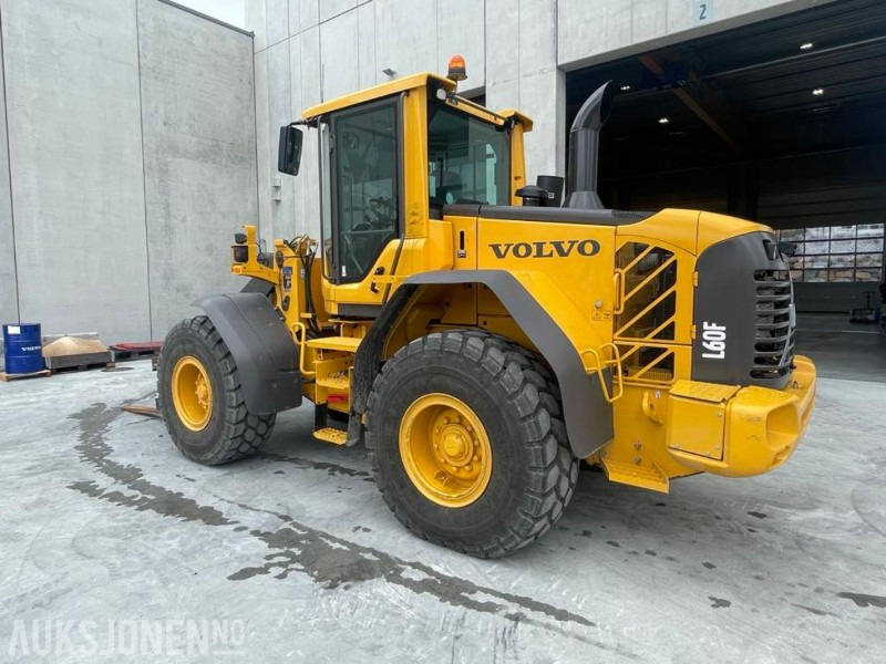 2011 VOLVO L60F HJULLASTER - SPAKSTYRING - NYE DEKK - BBS - 3-4 FUNKSJON - PALLEGAFLER - SKUFFE - KAMERA - MYE PÅKOSTET! - Gumikerekes homlokrakodó: 4 kép. 2011 VOLVO L60F HJULLASTER - SPAKSTYRING - NYE DEKK - BBS - 3-4 FUNKSJON - PALLEGAFLER - SKUFFE - KAMERA - MYE PÅKOSTET! - Gumikerekes homlokrakodó: 4 kép.