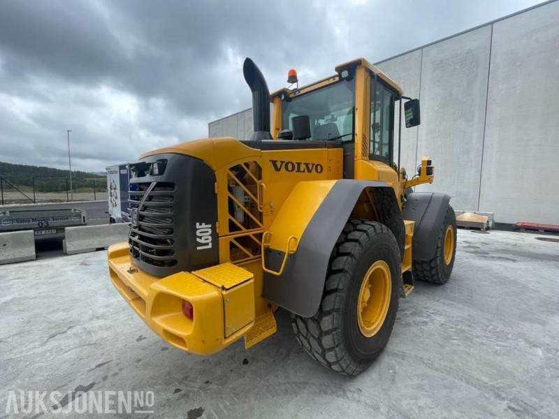 2011 VOLVO L60F HJULLASTER - SPAKSTYRING - NYE DEKK - BBS - 3-4 FUNKSJON - PALLEGAFLER - SKUFFE - KAMERA - MYE PÅKOSTET! - Gumikerekes homlokrakodó: 3 kép. 2011 VOLVO L60F HJULLASTER - SPAKSTYRING - NYE DEKK - BBS - 3-4 FUNKSJON - PALLEGAFLER - SKUFFE - KAMERA - MYE PÅKOSTET! - Gumikerekes homlokrakodó: 3 kép.