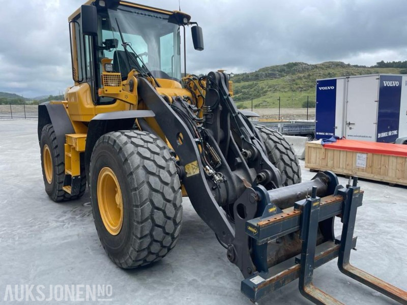 2011 VOLVO L60F HJULLASTER - SPAKSTYRING - NYE DEKK - BBS - 3-4 FUNKSJON - PALLEGAFLER - SKUFFE - KAMERA - MYE PÅKOSTET! - Gumikerekes homlokrakodó: 2 kép. 2011 VOLVO L60F HJULLASTER - SPAKSTYRING - NYE DEKK - BBS - 3-4 FUNKSJON - PALLEGAFLER - SKUFFE - KAMERA - MYE PÅKOSTET! - Gumikerekes homlokrakodó: 2 kép.