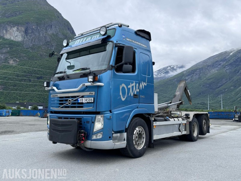 2011 Volvo FH 13 - 540 - Krokbil - Brøyterigget - Fjernstyrt JOAB krokløft - S90 sandstrøere - Horgos rakodó teherautó: 1 kép. 2011 Volvo FH 13 - 540 - Krokbil - Brøyterigget - Fjernstyrt JOAB krokløft - S90 sandstrøere - Horgos rakodó teherautó: 1 kép.