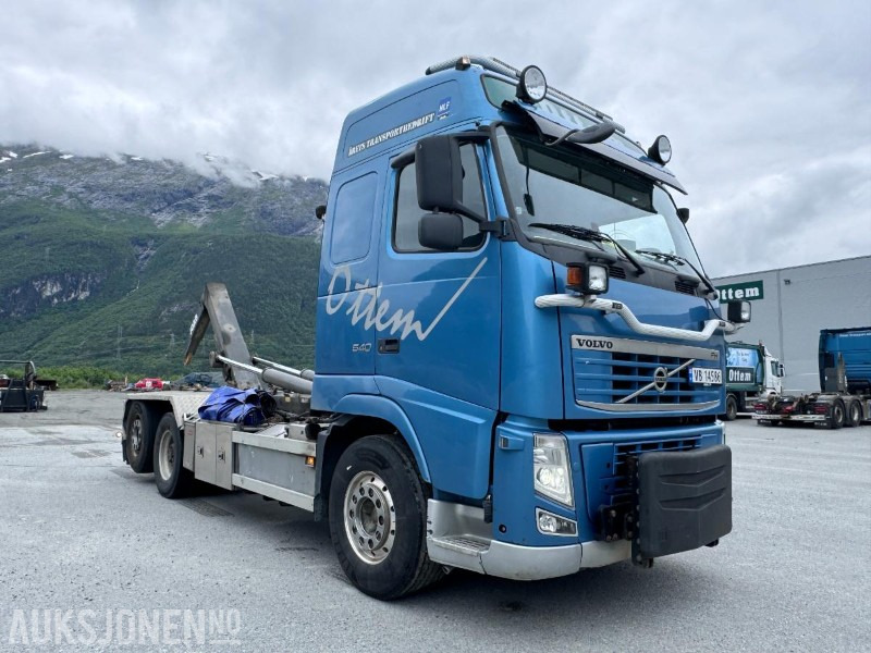 2011 Volvo FH 13 - 540 - Krokbil - Brøyterigget - Fjernstyrt JOAB krokløft - S90 sandstrøere - Horgos rakodó teherautó: 3 kép. 2011 Volvo FH 13 - 540 - Krokbil - Brøyterigget - Fjernstyrt JOAB krokløft - S90 sandstrøere - Horgos rakodó teherautó: 3 kép.
